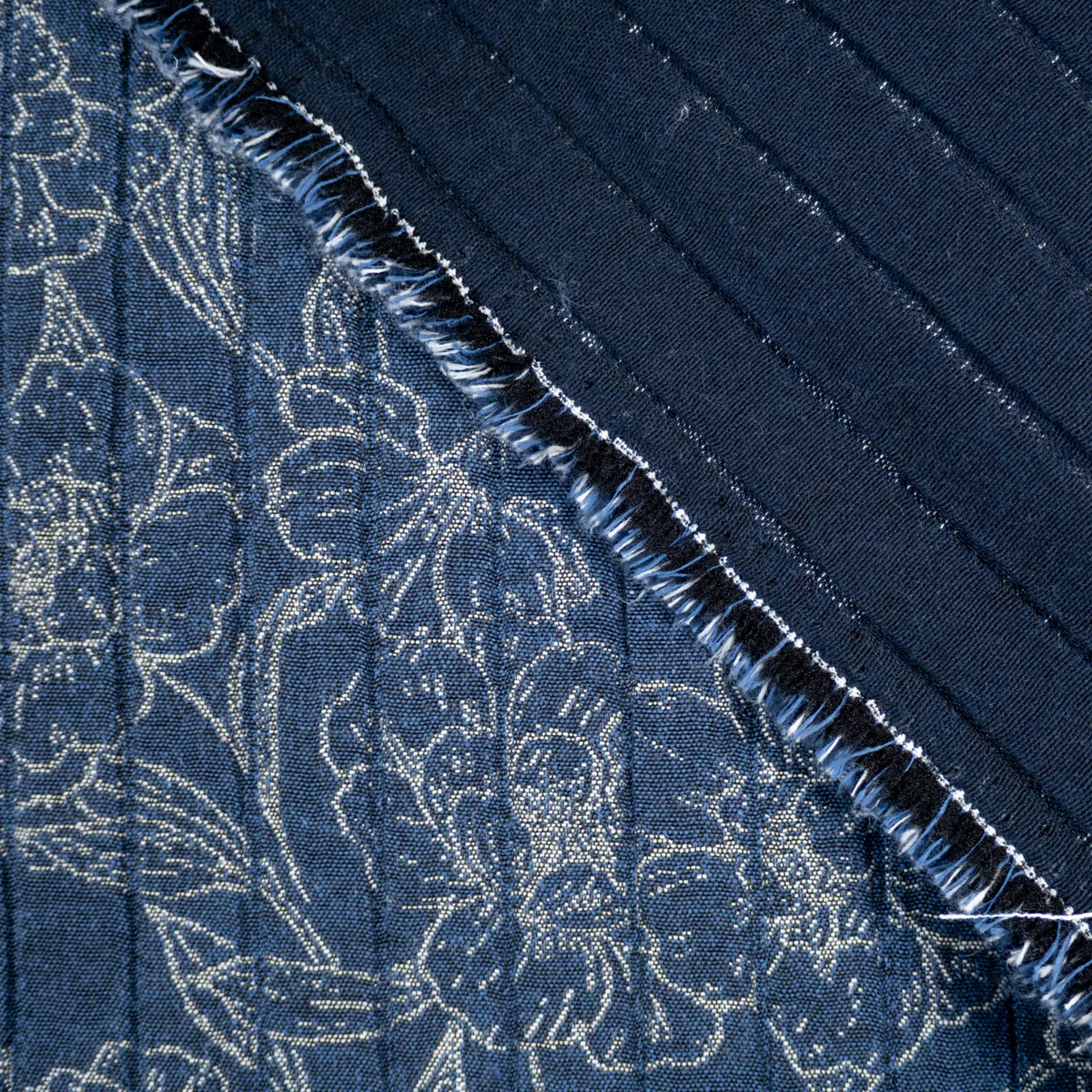 Tissu Jacquard matelassé - Fleurs japonaises - Bleu Marine - Image 9